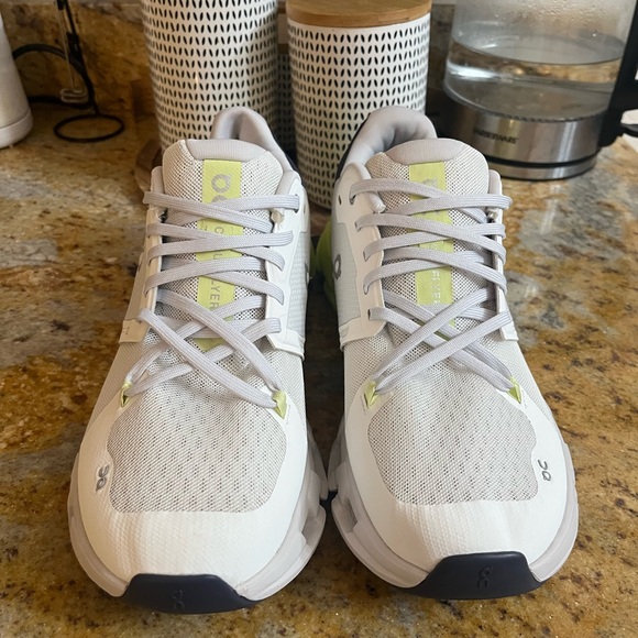 On cloudflyer 4 size 9 - Picture 2 of 9